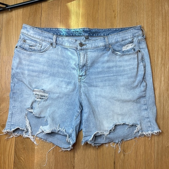 Torrid Shorts Boyfriend Bermuda Light Wash Distressed Denim Size 22 - Picture 2 of 5